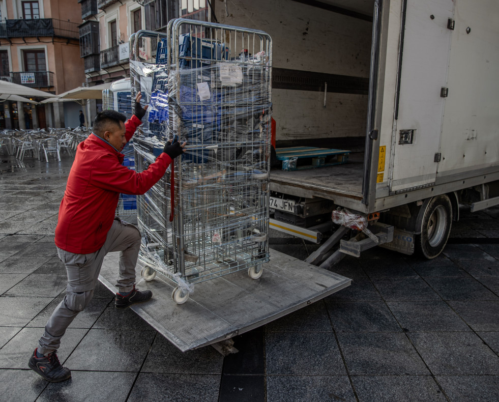 Un trabajador de reparto en Toledo @ EFE