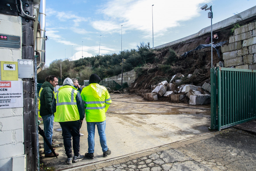 Tráfico restringido en Oleiros al caer un muro entre la Vía Ártabra y la N-6