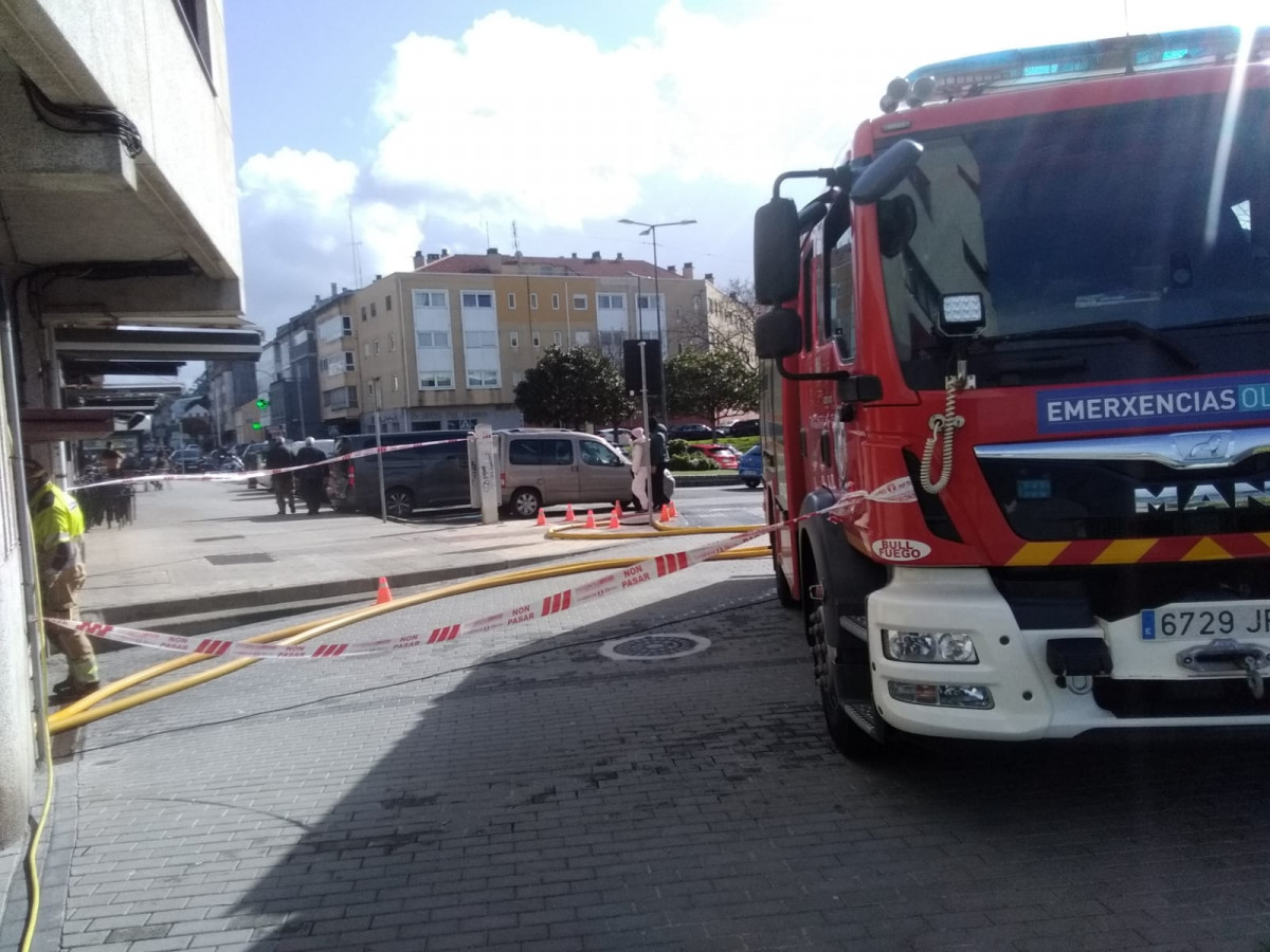 Bomberos en una inundaciu00f3n en Oleiros