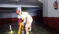 Un garaje se inunda en el centro de Santa Cruz de Oleiros