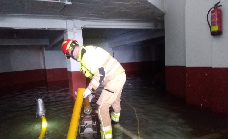 Un garaje se inunda en el centro de Santa Cruz de Oleiros