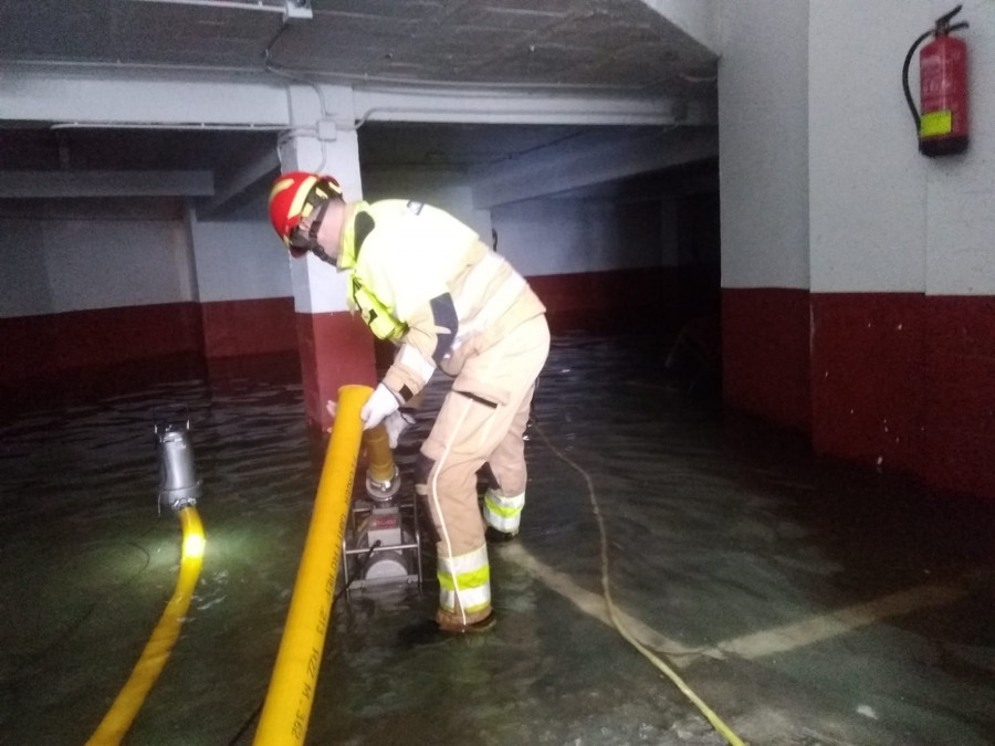 Un garaje se inunda en el centro de Santa Cruz de Oleiros