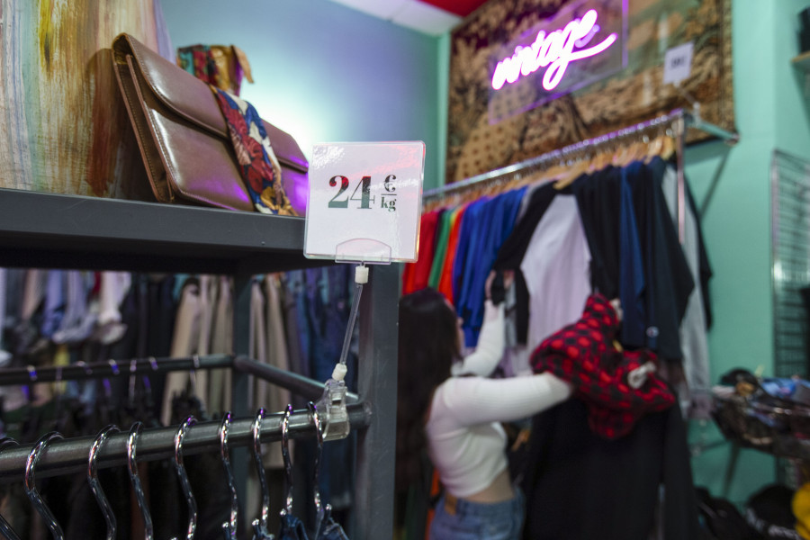 Compra ropa al kilo en A Coruña: vuelve el mercado de ropa vintage al peso