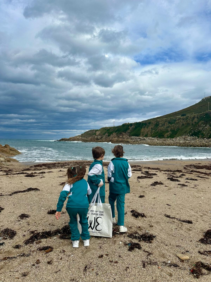 Los niños de Primaria del Liceo de la Paz recogen 142 kilos de basura en la playa de Bens
