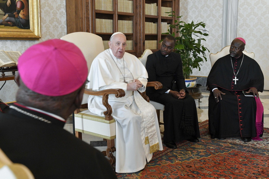 El Papa: "Las mujeres hacen el mundo más bello, lo protegen y lo mantienen vivo"