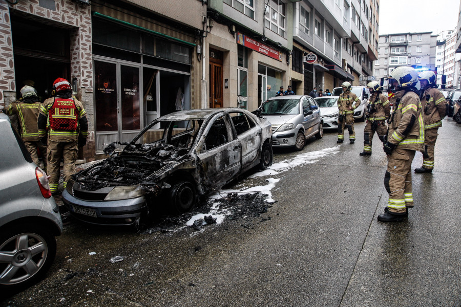 Los Bomberos de A Coruña sofocan un fuego en un coche en As Conchiñas