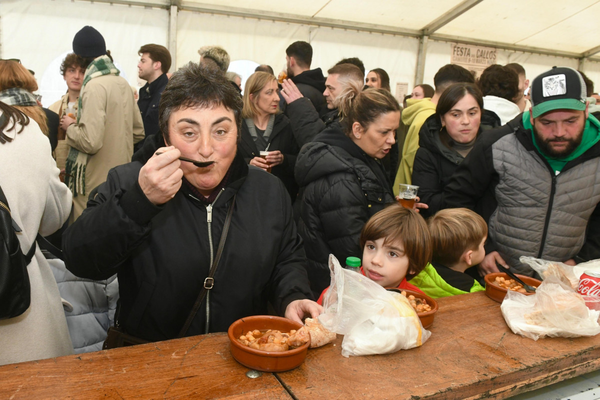 Los vecinos de Cambre, arremolinados bajo una gran carpa disfrutaron comiendo raciones de callos (17)