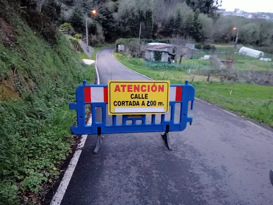 Betanzos corta el acceso a San Xiao desde Os Ánxeles por riesgo de desprendimientos