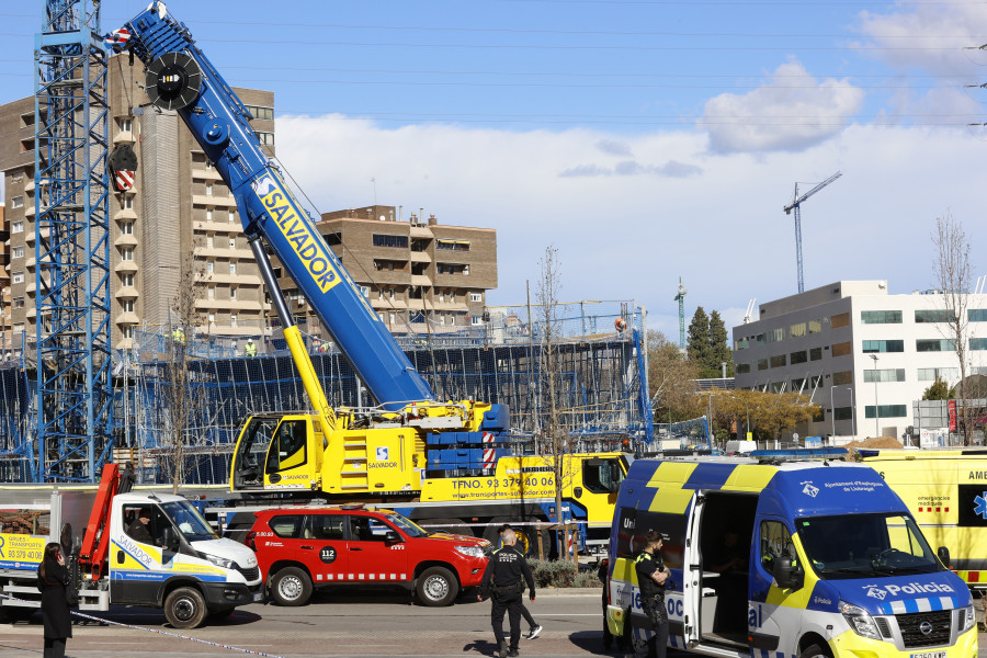 Catorce heridos, uno crítico, al caer un autobús en el agujero de unas obras en Esplugues