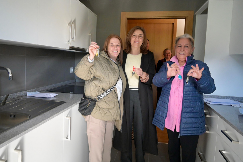 Lola y Sandra, con la conselleira Ángeles Vázquez @ Javier Alborés