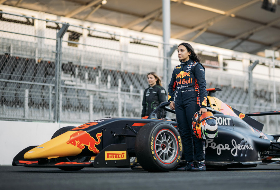 La piloto de F1 Hamda Al Qubaisi compite con los colores de Red Bull x Pepe Jeans