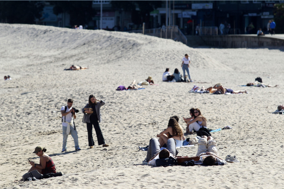 Personas en la playa de Riazor de A Coruña en este mes de marzo @ Quintana