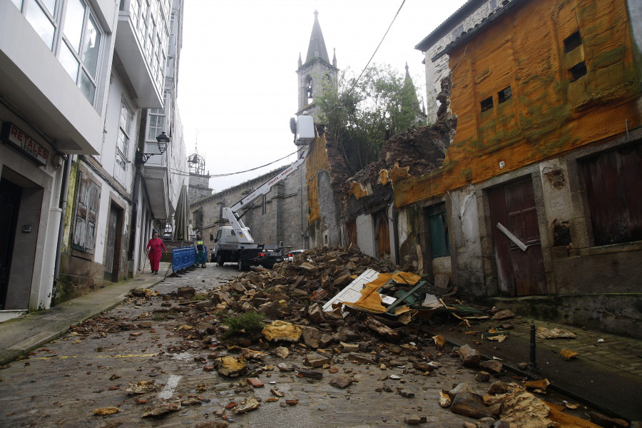 La calle Santiago continúa cerrada a pesar de la retirada de escombros