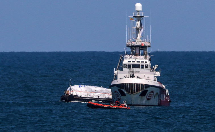 EL barco español Open Arms empieza a descargar alimentos en la costa de Gaza