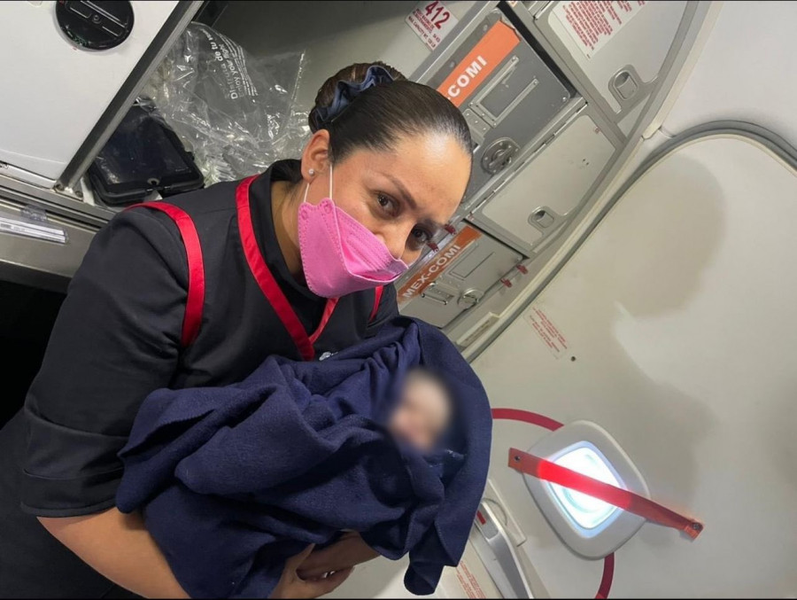 Una mujer da a luz en un avión de Aeroméxico