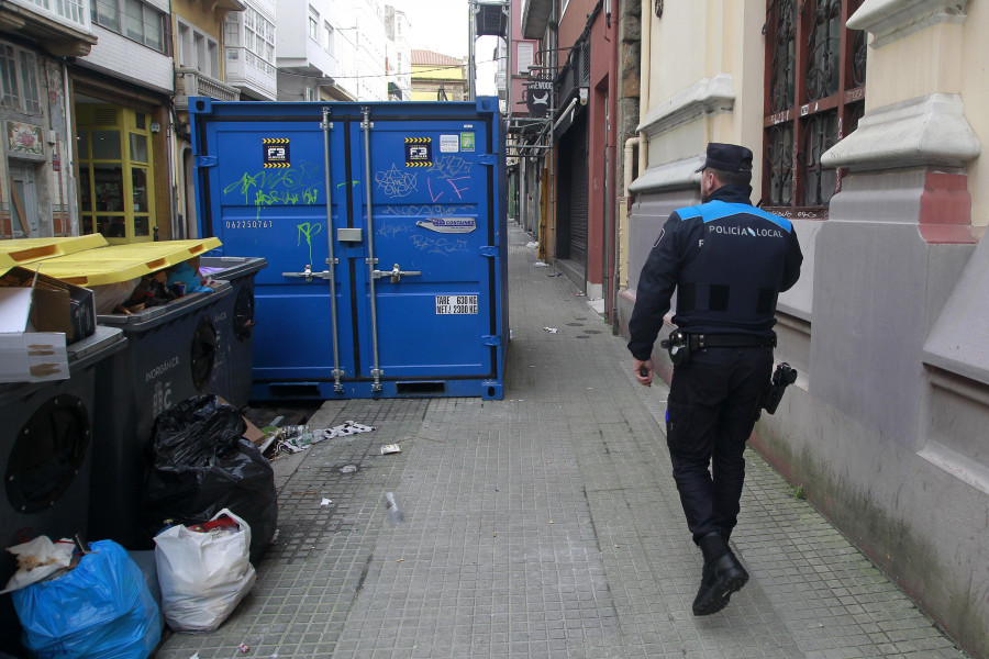 La Policía Local realiza una redada en un local del Orzán y levanta varias actas por tenencia de droga