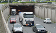 Un camión averiado corta un carril al tráfico en A Grela