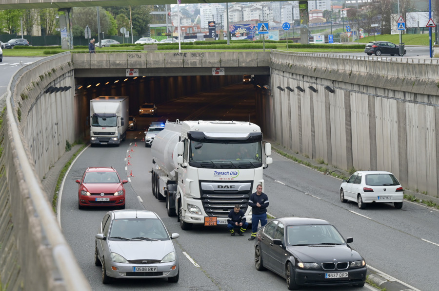 Un camión averiado corta un carril al tráfico en A Grela