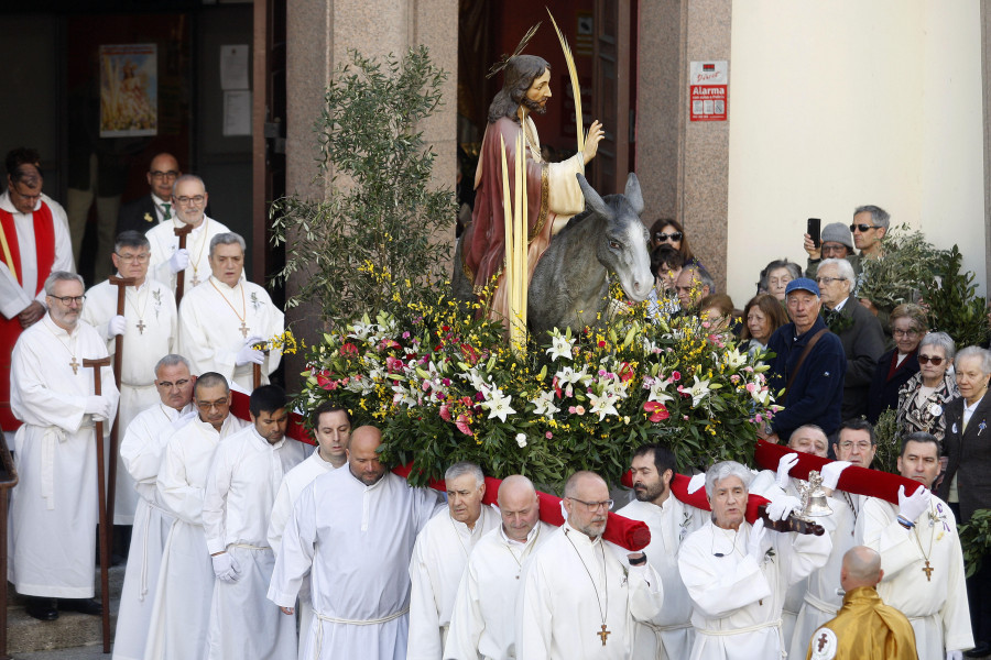 A Coruña celebra  el Domingo de Ramos con La Borriquilla, ramos, palmas y el sol como invitado especial