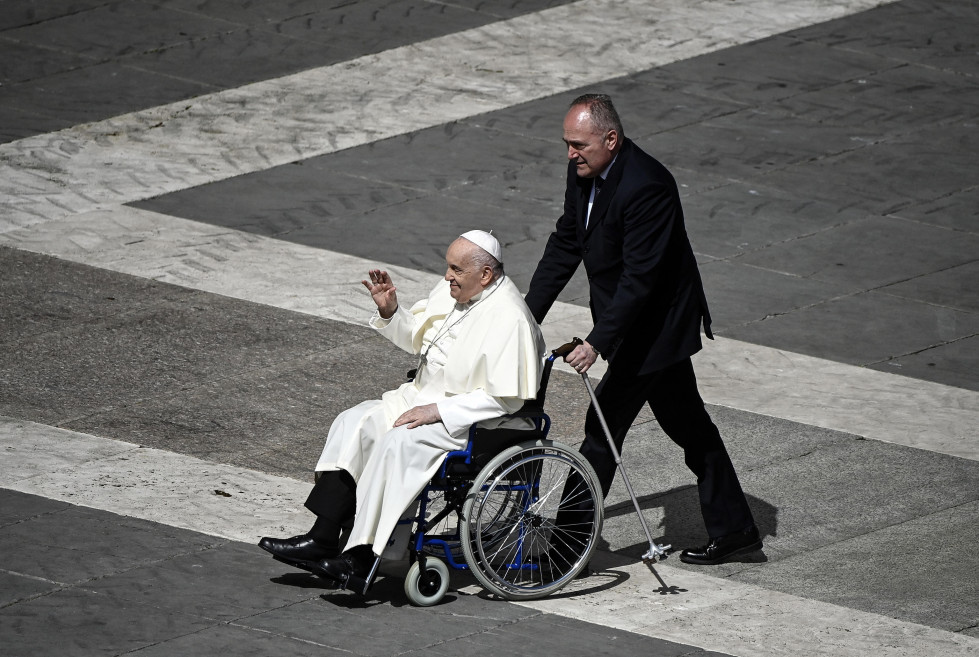 Vatican City (Vatican City State (holy See)), 24/03/2024.- Pope Francis waves at faithfuls during the Holy Mass of Palm Sunday in Saint Peter's Square, Vatican City, 24 March 2024. Palm Sunday is the 