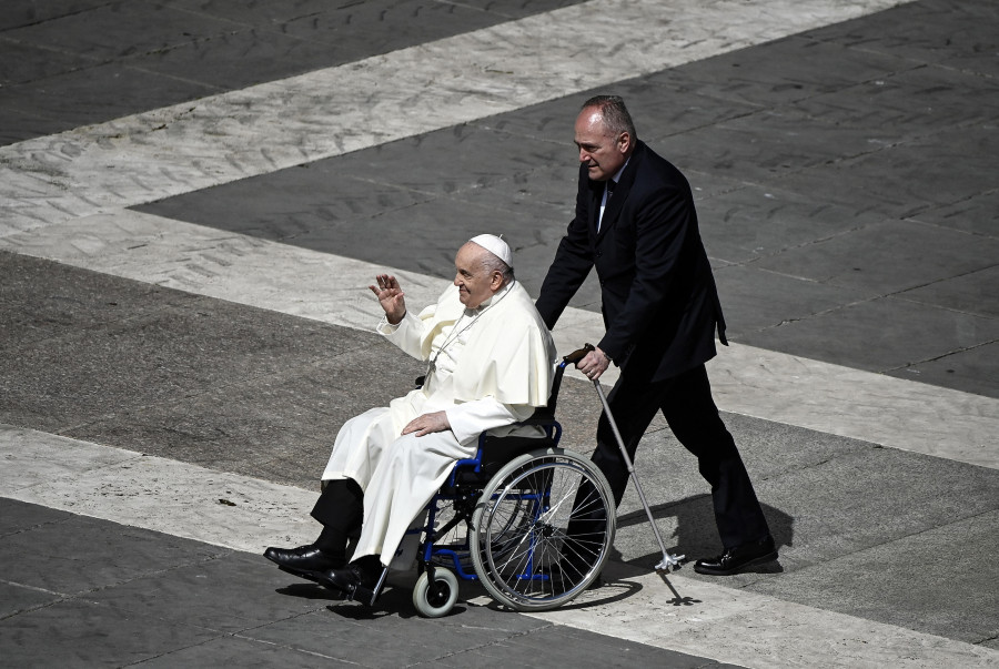 El papa arrastra sus problemas respiratorios, pero mantiene todos los actos y audiencias