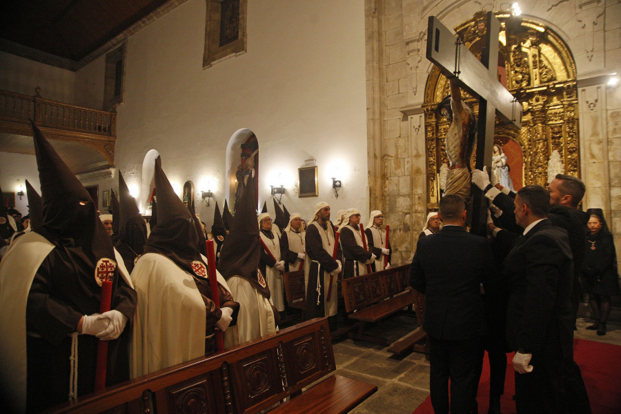 La procesión de  El Amor, el Perdón  y la Misericordia  se resguarda de la lluvia en la iglesia en A Coruña