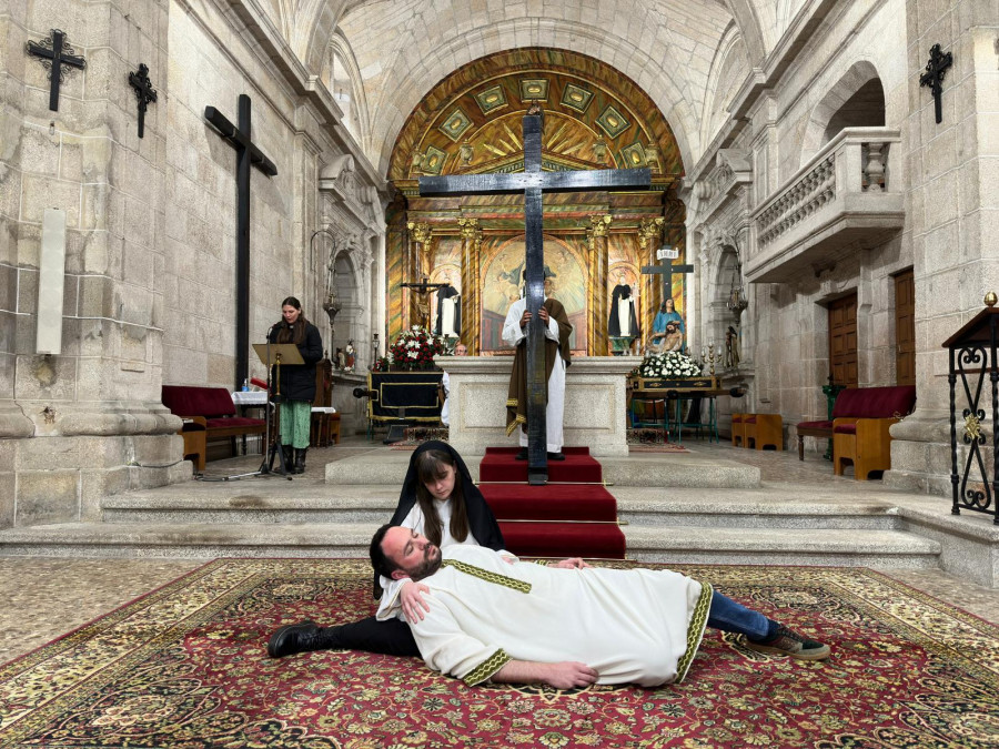 Santo Domingo acogió en Betanzos el via crucis escenificado