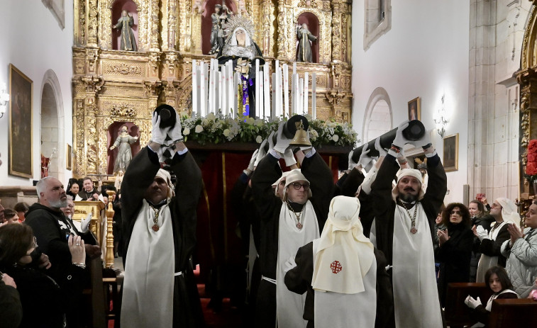 Silencio en la Orden Tercera: la lluvia obliga a Os Caladiños de A Coruña a quedarse dentro del templo