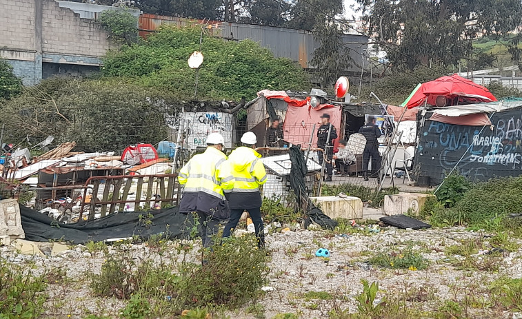 Desalojan las tres últimas chabolas del poblado de A Pasaxe