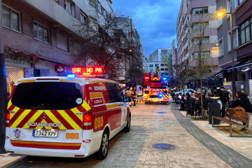 Los Bomberos acuden a la calle Ángel Serna por una caída de cascotes  (2)