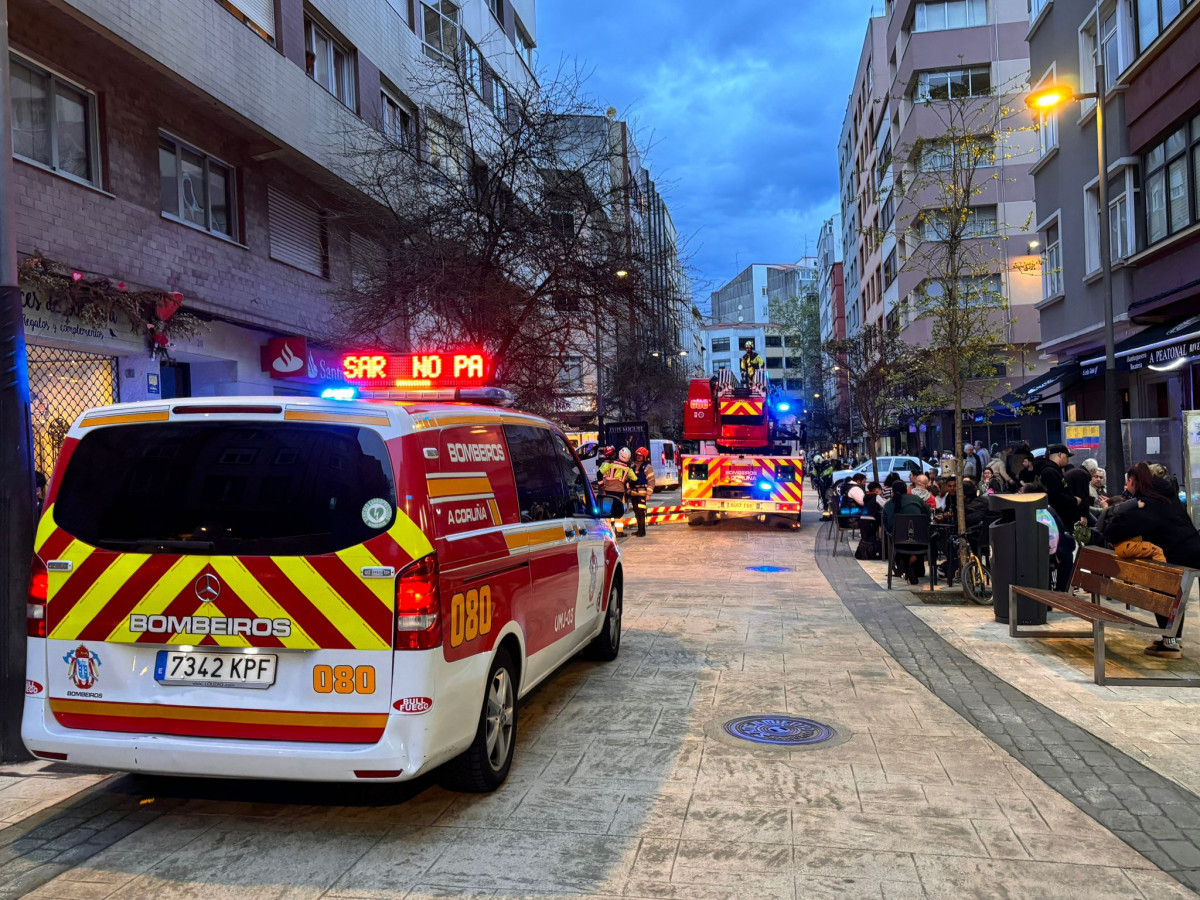 Los Bomberos acuden a la calle Ángel Serna por una caída de cascotes  (2)