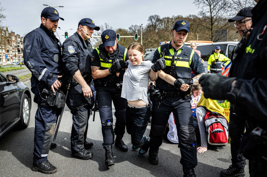 La Policía arresta a Greta Thunberg durante una protesta en una carretera de Países Bajos