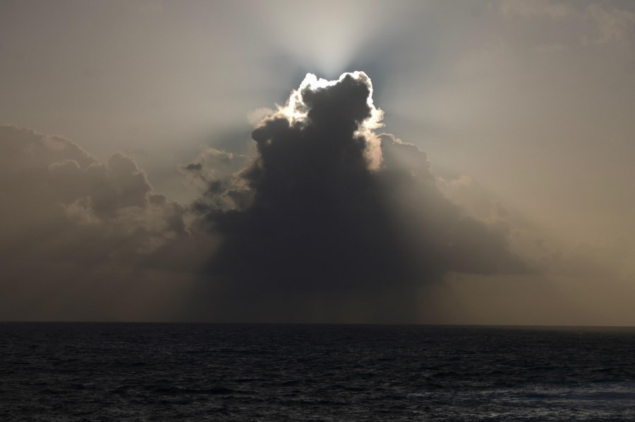 Las nubes arruinan las esperanzas de contemplar el eclipse solar en A Coruña