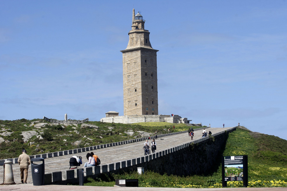 Turistas torre hercules abril 2024 @ quintana