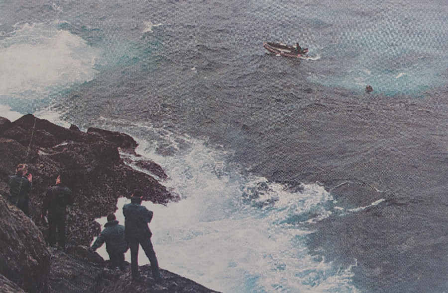 Hace 25 años | Un coche cae al mar en el Seixo Branco de Oleiros y fallos en la canalización del Mesoiro y el Monelos