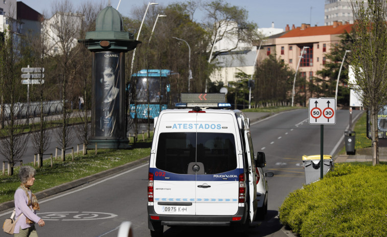 Herido en A Coruña un motorista que se estrelló contra un autobus