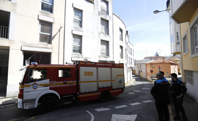 Los Bomberos extinguen un incendio en la caja de un camión de chatarra  que viajaba por A Grela