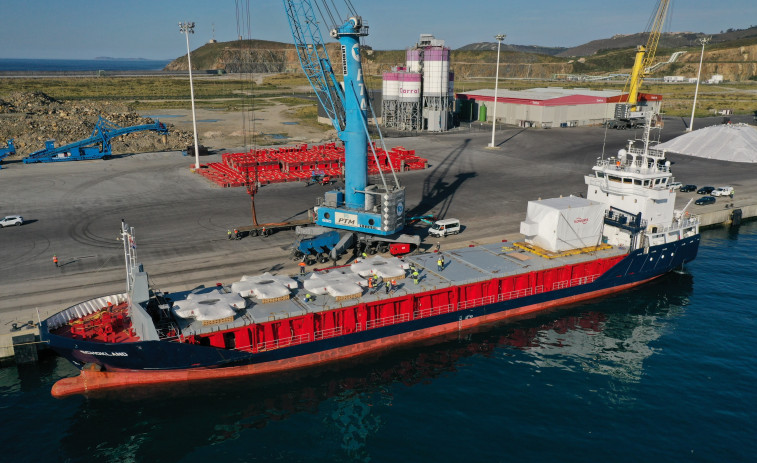 Embarcan en el Puerto Exterior de A Coruña enormes estructuras de bombeo a los Países Bajos