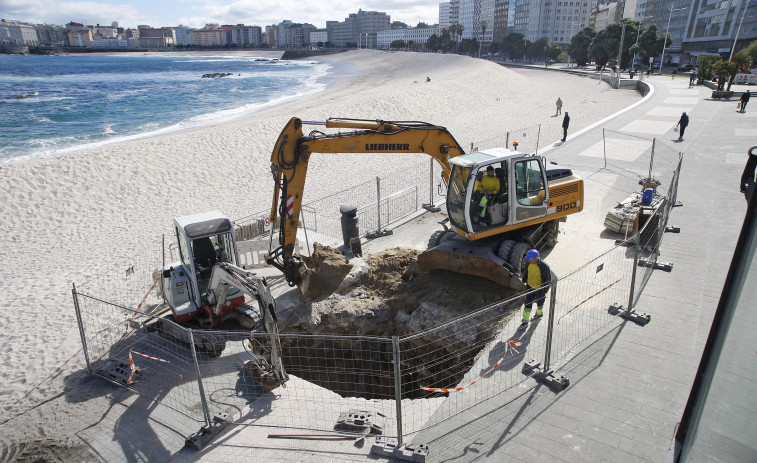 Unas obras de saneamiento abren un enorme boquete frente al Playa Club en Riazor