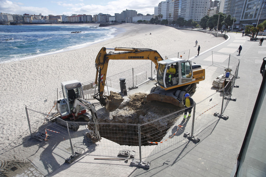 Unas obras de saneamiento abren un enorme boquete frente al Playa Club en Riazor