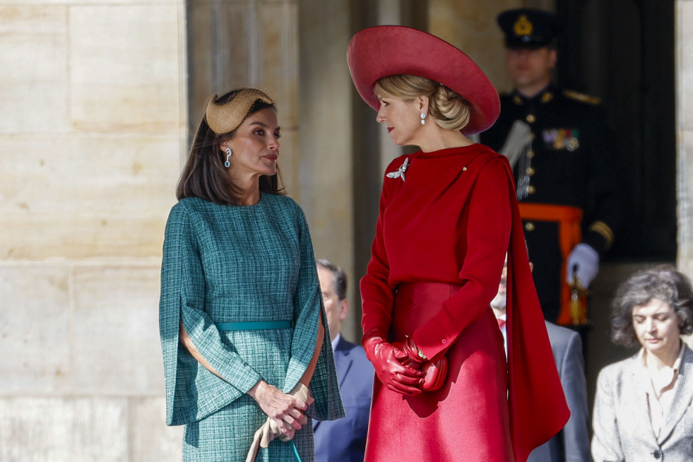 La reina Máxima de los Países Bajos (d) conversa con la reina de España, Letizia, durante la ceremonia de bienvenida de los reyes de Países Bajos