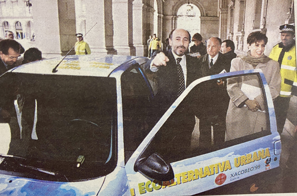 Javier Losada con un coche electrico en 1999