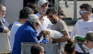 Juan Carlos I se deja ver por el puerto deportivo de Sanxenxo pero no compite