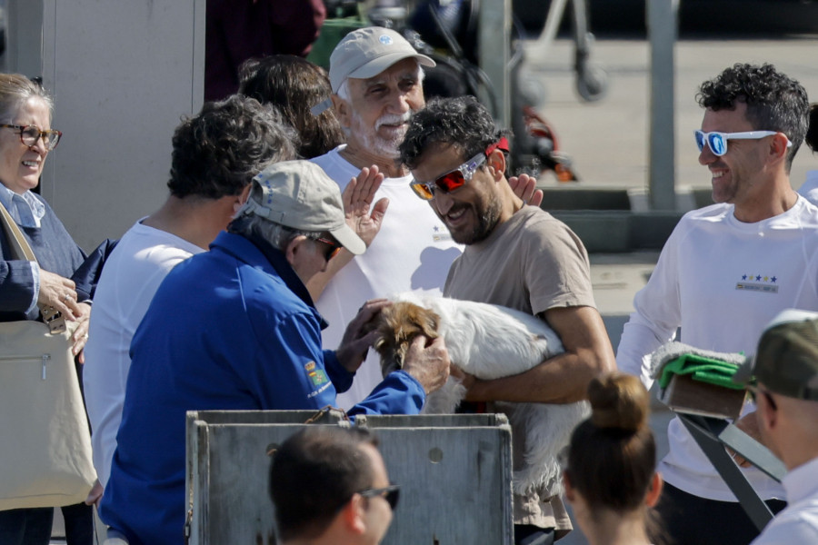 Juan Carlos I se deja ver por el puerto deportivo de Sanxenxo pero no compite