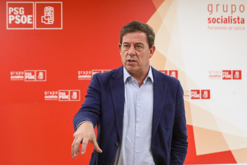 SANTIAGO DE COMPOSTELA, 15/04/2024.- El portavoz del PSdeG en el Parlamento Gallego, José Ramón Gómez Besteiro, da una rueda de prensa sobre temas de actualidad en la política gallega, este lunes 