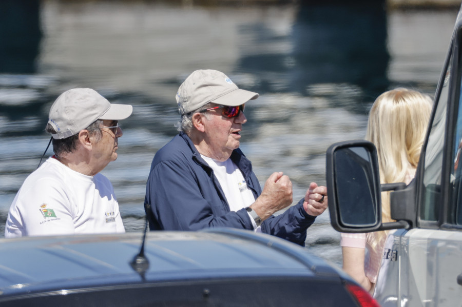 Juan Carlos I visita a la tripulación del 'Bribón' en el puerto deportivo