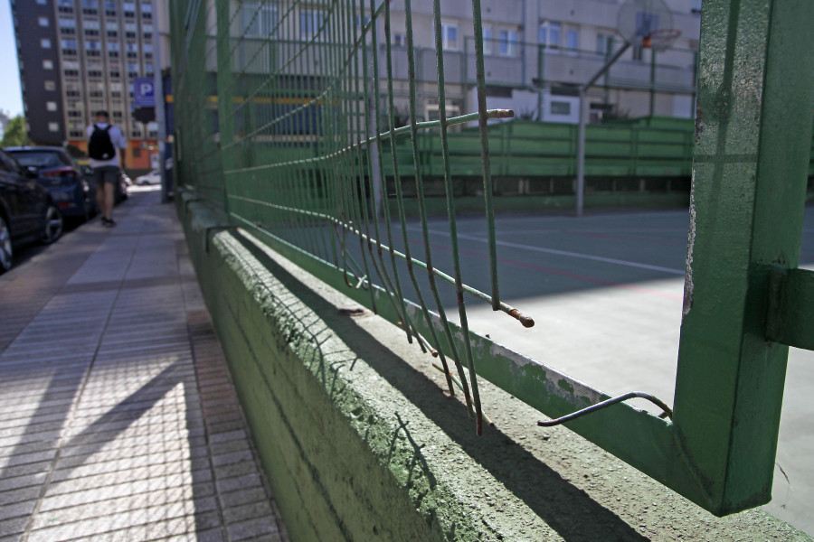 Preocupación en la Sagrada Familia de A Coruña por el cierre de la pista deportiva