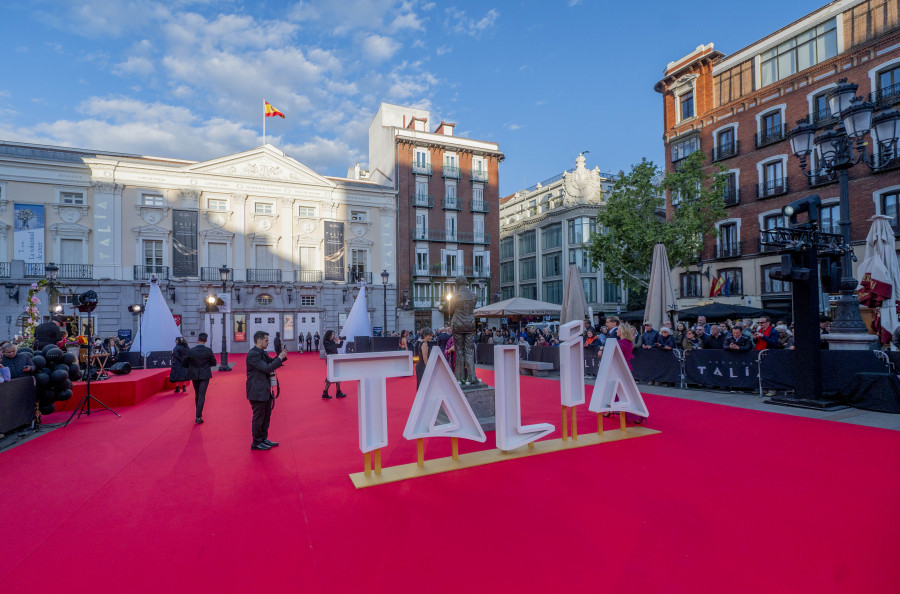 La alfombra de los Talía: escenario blanco y negro en el que ha brillando Victoria Luengo