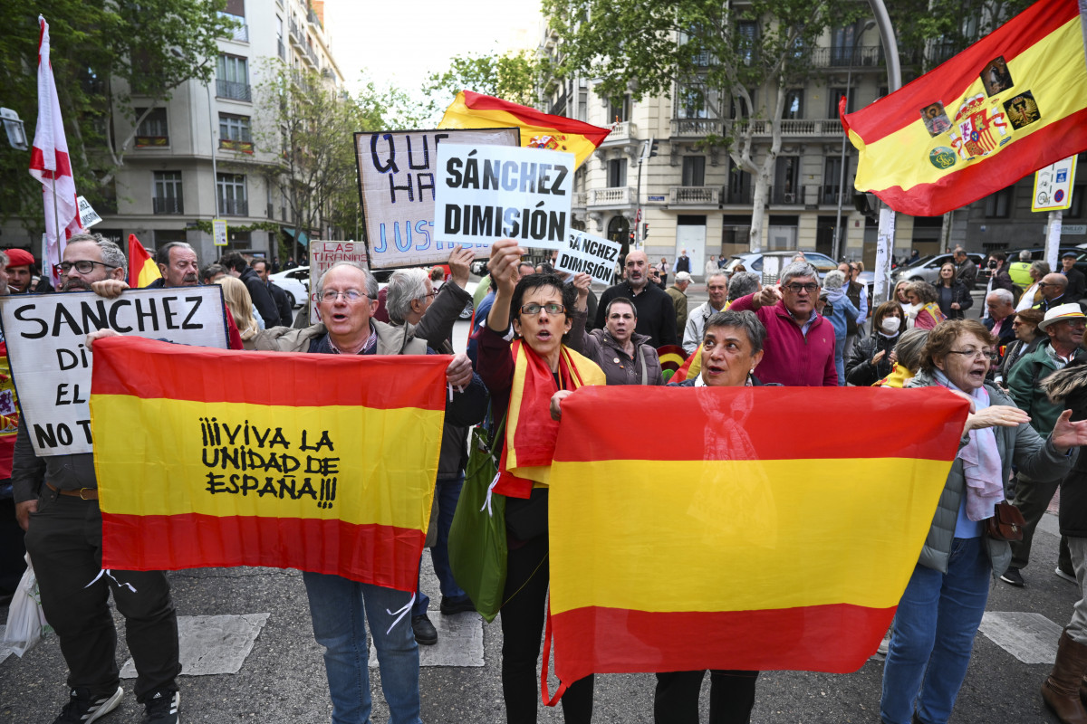 La madrileña calle de Ferraz, donde se encuentra la sede del PSOE, se ha dividido la tarde de este jueves en dos manifestaciones