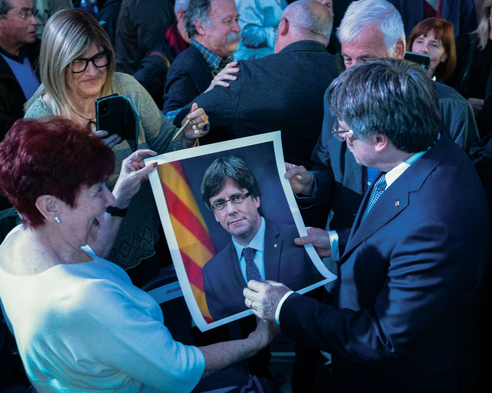 ARGELÈS-SUR-MER (FRANCIA), 25/04/2024.- El expresidente catalán y candidato de JxCat, Carles Puigdemont (d), participa en un acto al inicio de la campaña para las elecciones regionales de Cataluña